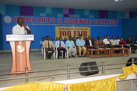 நிகழ்ச்சியில் பேசுகிறாா் கல்லூரித் தாளாளா் எம்.தரணிதரன்.