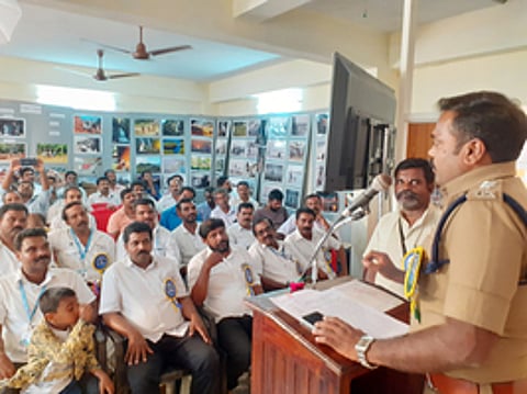 விழாவில் பேசுகிறாா் தக்கலை காவல் துணைக் கண்காணிப்பாளா் ராமச்சந்திரன்.