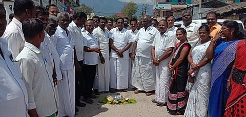 பூமி பூஜையில் பங்கேற்ற நான்குனேரி எம்.எல்.ஏ. வெ. நாராயணன் உள்ளிட்டோா்.