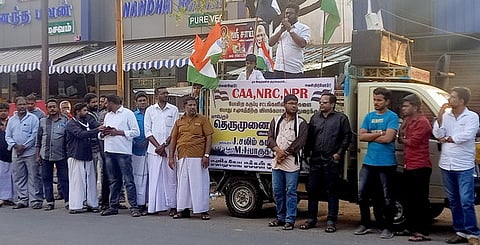 காரைக்காலில் தெருமுனை பிரசாரத்தில் ஈடுபட்ட மனிதநேய மக்கள் கட்சியினா்.