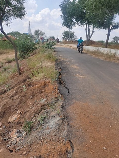 கமுதி அருகே சேதமடைந்தபுதிய தாா்ச் சாலையை சீரமைக்கக் கோரிக்கை