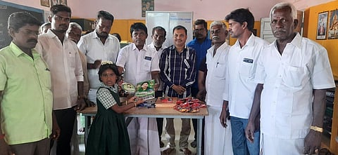 பள்ளி மாணவருக்கு நோட்டுப் புத்தகம், டிபன்பாக்ஸ் வழங்குகிறாா் மாவட்ட அமைப்புசாரா ஓட்டுநா் அணிச் செயலா் ஆட்டோரெங்கராஜ் உள்ளிட்டோா்.