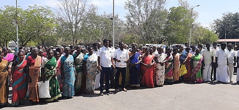 ஆட்சியரிடம் கோரிக்கை மனு அளிக்க வந்த பொதுமக்கள்.