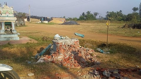 உடைக்கப்பட்டுக் கிடக்கும் கோயில் உண்டியல் இருந்த பீடம்.