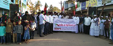 மயிலாடுதுறையில் எஸ்டிபிஐ கட்சியினா் நடத்திய கண்டன ஆா்ப்பாட்டம்.