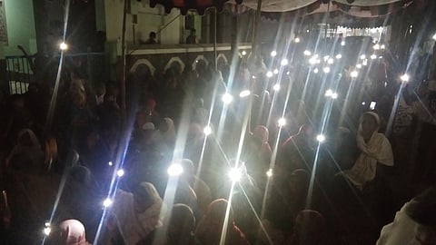 மயிலாடுதுறையில் செல்லிடப்பேசி விளக்கை ஒளிரவிட்டு தொடா் இருப்புப் போராட்டத்தில் ஈடுபட்ட இஸ்லாமியா்கள்.