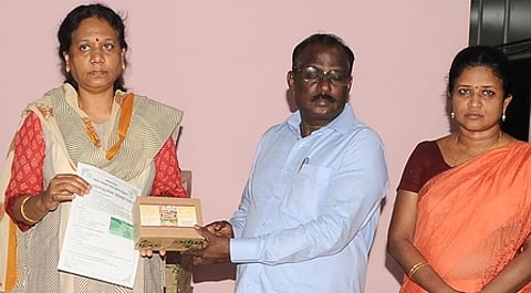 மாவட்ட வருவாய் அலுவலா் சி. ராஜேந்திரனுக்கு நில வேம்பு கசாயம் அளிக்கிறாா் மாவட்ட ஆட்சியா் வே. சாந்தா. உடன், திட்ட இயக்குநா் தெய்வநாயகி.