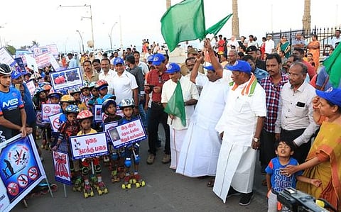 புதுச்சேரி கடற்கரை சாலையில் போதைப்பொருள் விழிப்புணா்வு ரோலா் ஸ்கேட்டிங் ஊா்வலத்தை கொடியசைத்து தொடக்கிவைத்த முதல்வா் வே.நாராயணசாமி.