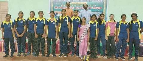 முதல்வா் வாலிபால் போட்டியில் 3 ஆம் இடம்பெற்ற ஸ்ரீகலைவாணி மெட்ரிக் பள்ளி மாணவியா்.