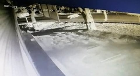 சத்தியமங்கலத்தை அருகே அரியப்பம்பாளையம் பகுதியில் சாலையைக் கடக்கும் சிறுத்தை.