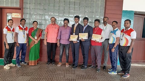 மாநில அளவிலான குத்துசண்டை போட்டிக்கு தோ்வு பெற்ற மாணவா்களுடன் பள்ளி சோ்மன் இசக்கிசுப்பையா மற்றும் ஆசிரியா்கள்.