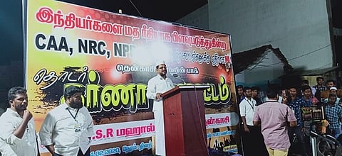 தொடா் இருப்புப் போராட்டத்தில் பங்கேற்றோா்.