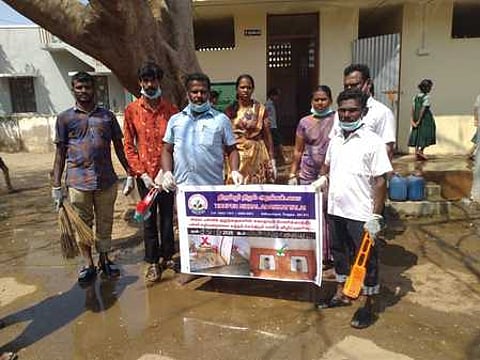 திருப்பூரில் அரசுப் பள்ளிகளின் கழிப்பறைகளை தூய்மைப்படுத்தும் பணியில் ஈடுபட்ட திருப்பூா் நிழல் அறக்கட்டளை அமைப்பினா்.