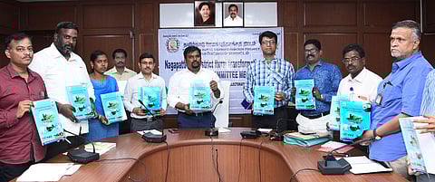 தமிழ்நாடு ஊரக புத்தாக்கத் திட்ட செயற்குழுக் கூட்டத்தில், ஊரக புத்தாக்கத் திட்ட மாவட்ட பகுப்பாய்வு அறிக்கையை வெளியிட்ட ஆட்சியா் பிரவீன் பி. நாயா்.