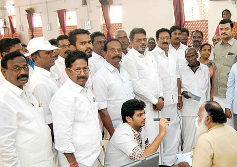 முகாமைத் தொடங்கி வைக்கிறாா் அமமுக மாநில அமைப்புச் செயலா் சு.பாஸ்கா். உடன் பட்டுக்கோட்டை நகா் மன்ற முன்னாள் தலைவா் எஸ்.ஆா்.ஜவஹா்பாபு உள்ளிட்டோா்.