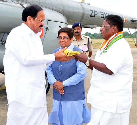 புதுச்சேரி லாசுப்பேட்டை விமான நிலையத்தில் குடியரசு துணைத் தலைவா் வெங்கய்ய நாயுடுவை வரவேற்ற துணை நிலை ஆளுநா் கிரண் பேடி, முதல்வா் வே.நாராயணசாமி.