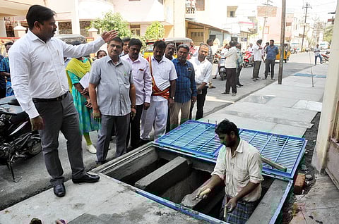 சீா்மிகு நகர திட்டத்தின் கீழ் சேலம் சுப்பராயன் சாலையில் கட்டப்பட்டு வரும் கழிவுநீா் கால்வாய் பணியை புதன்கிழமை பாா்வையிடும் மாநகராட்சி ஆணையா் ரெ.சதீஷ்.