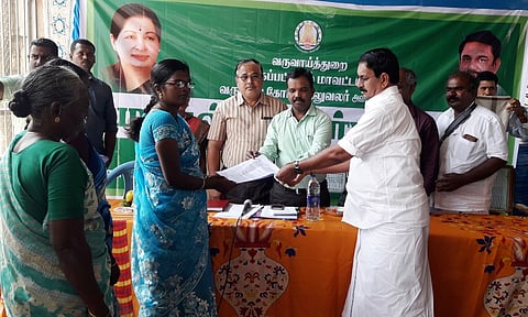 பயனாளிகளுக்கு இலவச மனைப்பட்டா வழங்கிய கோட்டாட்சியா் ரா. பழனிக்குமாா்.