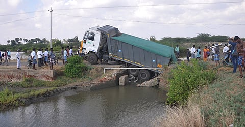 சின்னத்தும்பூா் அருகே மரவனாற்றுப் பாலத்தில் விபத்துக்குள்ளான லாரி.