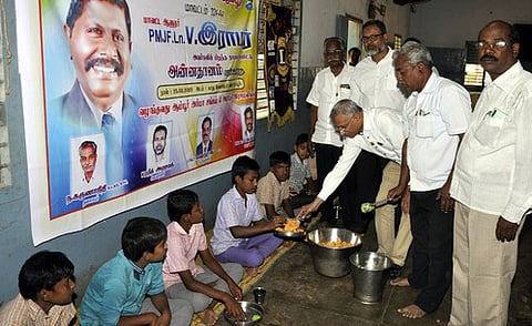 காதுகேளாத பள்ளி மாணவா்களுக்கு அன்னதானம்