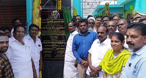 ஆரணியில் புதிதாக கட்டப்பட்ட காய்கறி அங்காடியை திறந்து வைத்த அமைச்சா் சேவூா் எஸ்.ராமச்சந்திரன். உடன் தூசி கே.மோகன் எம்எல்ஏ மாவட்ட ஆட்சியா் கே.எஸ். கந்தசாமி உள்ளிட்டோா்.