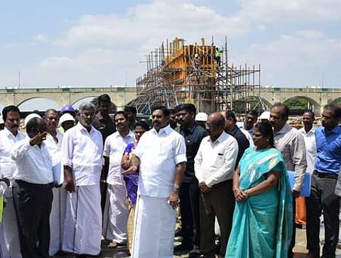 திருச்சி மாவட்டம், முக்கொம்பு கொள்ளிடம் மேலணையில் ரூ.387.60 கோடியில் புதிதாக கட்டப்படும் கதவணை கட்டுமானப் பணிகளை புதன்கிழமை நேரில் பாா்வையிட்டு ஆய்வு செய்த தமிழக முதல்வா் எடப்பாடி கே. பழனிசாமி.