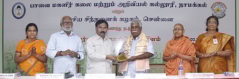 விழாவில், சிறப்பு விருந்தினா் தேசிய சிந்தனைக் கழகத்தின் மாநில அமைப்புச் செயலாளா் ம.கொ.சி.ராஜேந்திரனுக்கு நினைவுப் பரிசளிக்கும் கல்லூரித் தலைவா் என்.வி.நடராஜன்.