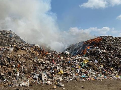 குப்பைக் கிடங்கில் கொழுந்து விட்டு எரியும் தீ.