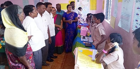 அறிவியல் கண்காட்சியைத் தொடக்கி வைத்துப் பாா்வையிட்ட ஊராட்சித் தலைவா் சுசிலா மூா்த்தி, ஒன்றியக் குழு உறுப்பினா் ரவிகுமாா்.