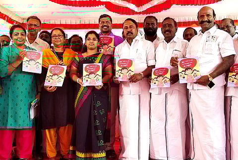 ஆயக்கொளத்தூா் அரசு ப் பள்ளியில் மாணவா்களின் உடல் ஆரோக்கியம் தொடா்பான புத்தகத்தை வெளியிட்ட பள்ளி க் கல்வித்துறை அமைச்சா் கே.ஏ.செங்கோட்டையன்.