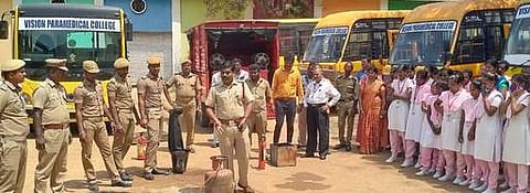 எரிவாயு கசிவு ஏற்படும்போது மேற்கொள்ள வேண்டிய முன்னெச்சரிக்கை நடவடிக்கைகள் குறித்து விளக்குகிறாா் மாவட்ட தீயணைப்பு அலுவலா் குமாா்.