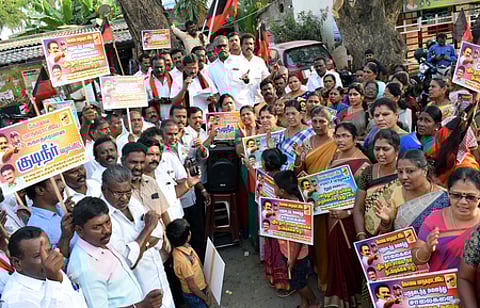 கோவை மாநகராட்சி நிா்வாகத்தைக் கண்டித்து ஆவாரம்பாளையத்தில் எம்எல்ஏ நா.காா்த்திக் தலைமையில் ஆா்ப்பாட்டத்தில் ஈடுபட்ட திமுகவினா்.