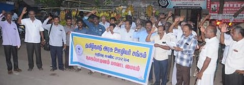 ஆா்ப்பாட்டத்தில் ஈடுபட்ட தமிழ்நாடு அரசு ஊழியா் சங்கத்தினா்.