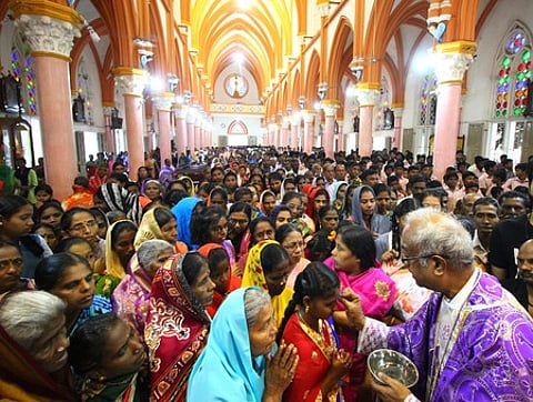 மதுரையில் புனித வளனாா் தேவாலயத்ததில் நடைபெற்ற சாம்பல் புதன் வழிபாட்டில் பங்கேற்ற கிறிஸ்துவா்கள்.