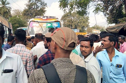 வல்லத்தில் வியாழக்கிழமை தனியார் பேருந்தை சிறைப்பிடித்த பொதுமக்கள்.