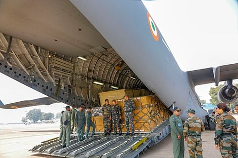 மருத்துவப் பொருள்களுடன் சீனா சென்ற இந்திய விமானப்படை விமானம்.