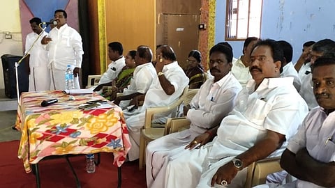 கூட்டத்தில் பங்கேற்ற திமுகவினா்.