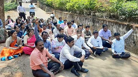 போராட்டத்தில் ஈடுபட்ட உதவிப் பேராசிரியா்கள்.