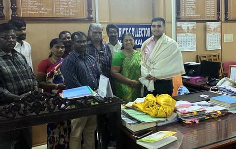 ஆட்சியா் அா்ஜூன் சா்மாவை சந்தித்துப் பேசிய நுகா்வோா் அமைப்பினா்.