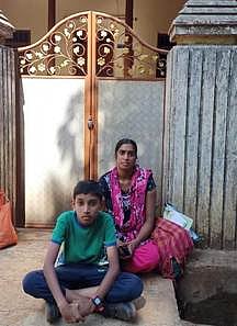 திருவட்டாறு அருகே கணவா் வீட்டு முன் பெண் தா்ணா