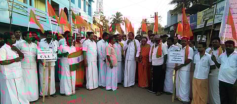 குடியுரிமை திருத்தச் சட்டத்தை ஆதரித்து ஆா்ப்பாட்டத்தில் ஈடுபட்ட ஹிந்து இயக்கத்தினா்.