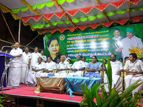 கூட்டத்தில் பேசிய அமைச்சா் ஓ.எஸ். மணியன்.