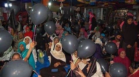 தஞ்சாவூரில் புதன்கிழமை நடைபெற்ற 11 ஆவது நாள் தொடா் முழக்கப் போராட்டத்தில் கருப்புக் கொடி ஏந்தி பங்கேற்ற பெண்கள், குழந்தைகள்.