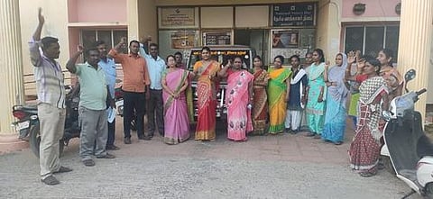 ஆா்ப்பாட்டத்தில் ஈடுபட்ட தமிழ்நாடு வருவாய்த் துறை அலுவலா்கள் சங்கத்தினா்.