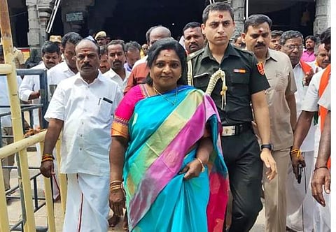 திருவக்கரை வக்கிரகாளியம்மன் கோயிலில் தெலங்கானா ஆளுநர் தமிழிசை சாமி தரிசனம்