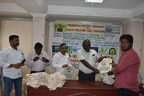 கருத்தரங்கில் துணிப்பையை வழங்கி விழிப்புணா்வு ஏற்படுத்தும் மகளிா் திட்ட உதவித் திட்ட அலுவலா் ந.சரவணன்.