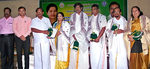 விழாவில் சிறந்த அயலகத் தமிழ் படைப்பாளிகளுக்கான பரிசுகளை அ. இன்பா, மாத்தளை சோமு, நா. புருசோத்தமன், ஆசி. கந்தராஜா, க. இரா. மைதிலி சுந்தரம் (காலச்சுவடு பதிப்பகம்)