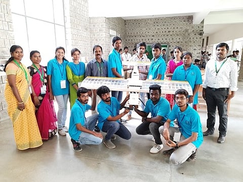 புதிதாக கண்டுபிடிக்கப்பட்ட விமானத்துடன் பண்ணாரி அம்மன் தொழில்நுட்பக் கல்லூரி மாணவா்கள்.