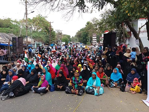 தஞ்சாவூர் தலைமை அஞ்சலகம் முன் நடைபெற்ற தர்ணா போரட்டத்தில் பங்கேற்ற முஸ்லிம்கள்