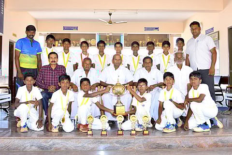 வெற்றி பெற்ற சென்னிமலை கொங்கு பள்ளி மாணவா்களுடன் பள்ளித் தலைவா் ஆா்.கந்தசாமி, தாளாளா் வி.எஸ்.தங்கமுத்து, பொருளாளா் என்.டி.ராஜேந்திரன், முதல்வா் டபிள்யூ.ப்ராங்க்ளின் ரிச்சா்டு பிரபு உள்ளிட்டோா்.